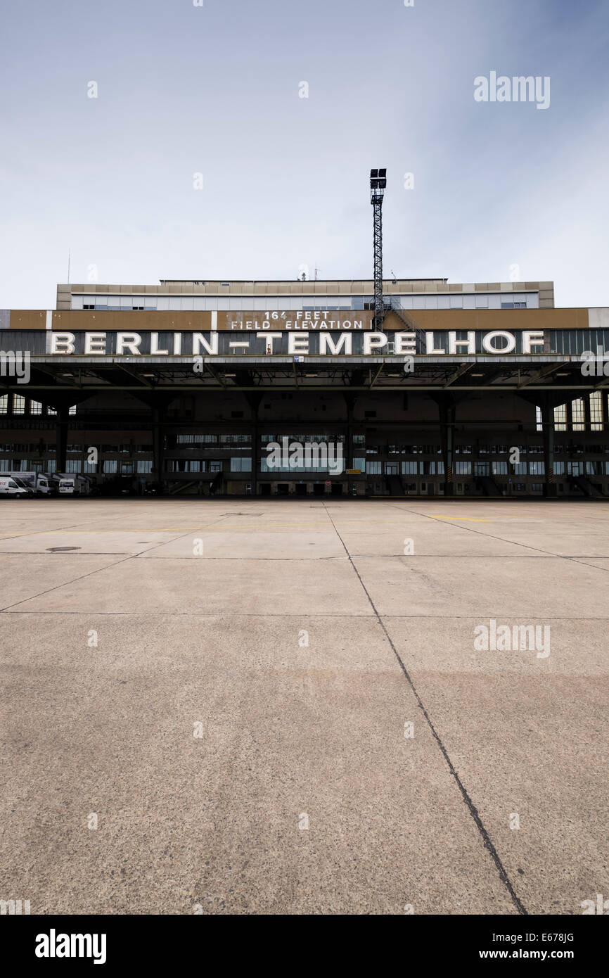 Ansicht des alten Terminals am Flughafen Tempelhof in Berlin Deutschland Stockfoto