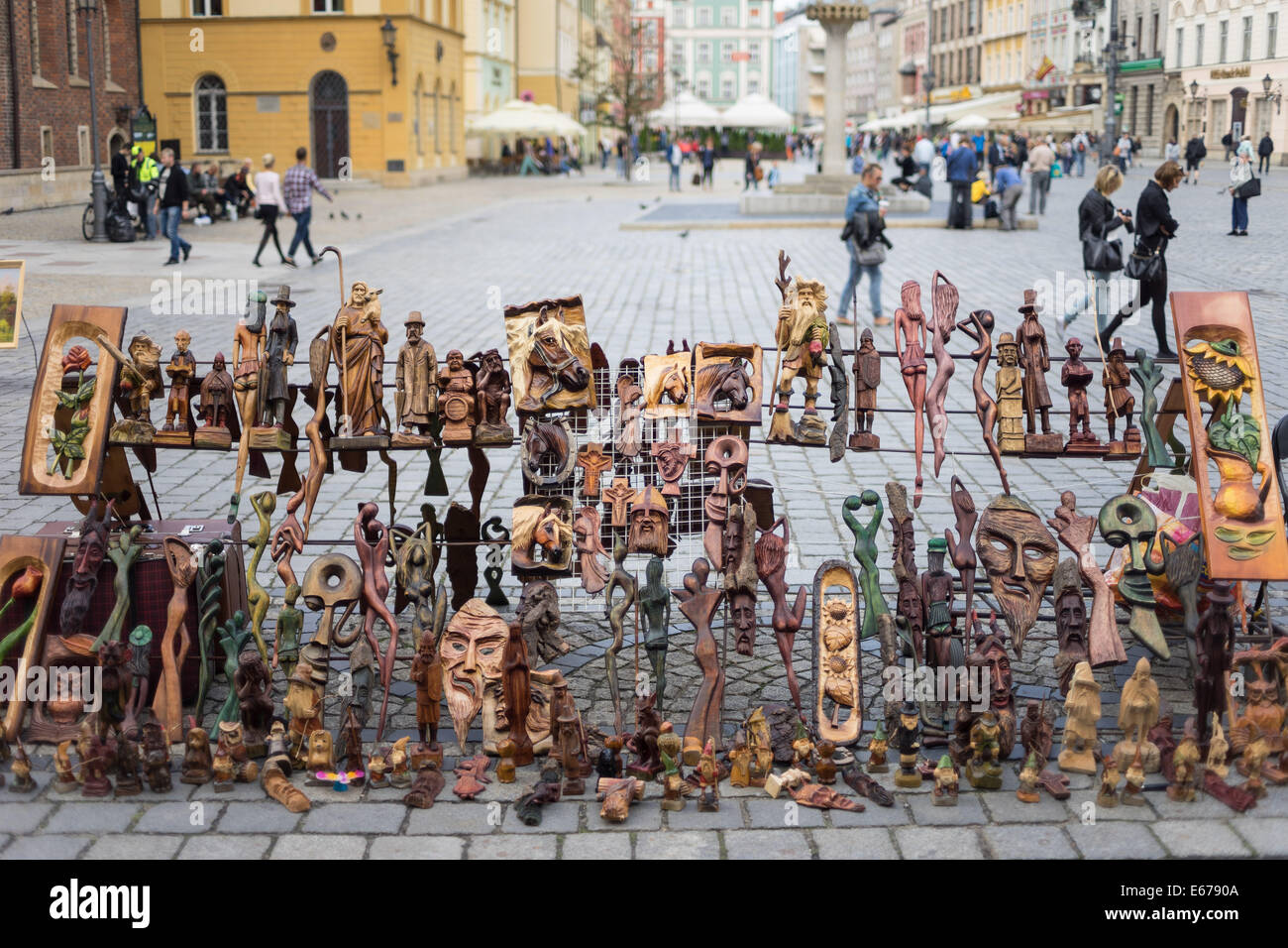 Holzskulpturen zum Verkauf Wroclaw Altmarkt Stockfoto