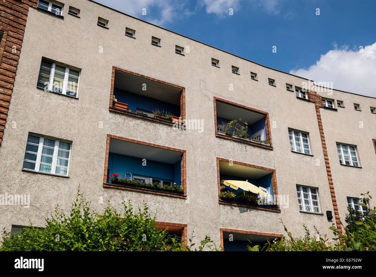 Moderne Wohnungen am Grosssiedlung Britz - Hufeisensiedlung (Hufeisen Gehäuse) UNESCO-Standort Berlin, Deutschland Stockfoto