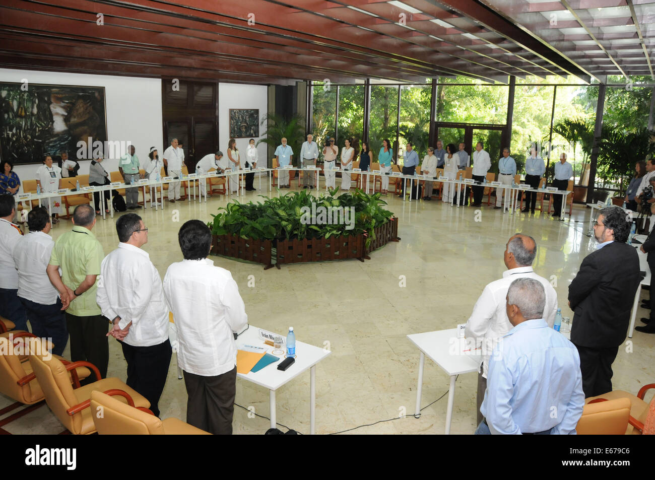 (140817)--Havanna, 17. August 2014 (Xinhua)--Mitglieder der ersten Gruppe der Kolumbianer bewaffneter Konflikt Opfer Frieden Dialoge zwischen der kolumbianischen Regierung und die Rebellengruppe Revolutionäre bewaffnete Kräfte von Kolumbiens (FARC), in Havanna, Kuba, am 16. August 2014 teilnehmen. Eine Gruppe von 12 Opfer des bewaffneten Konflikts in Kolumbien begann Samstag, während der Friedensgespräche im Gange in Kuba zu bezeugen. (Xinhua/Vladimir Molina/Prensa Latina) Stockfoto