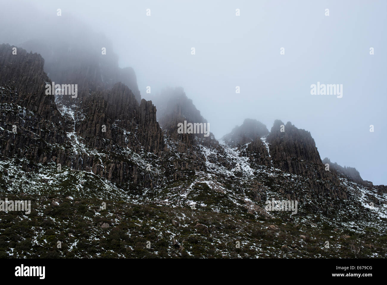 Hängen des Cradle Mountain im Nebel, Overland track, Tasmanien, Australien Stockfoto