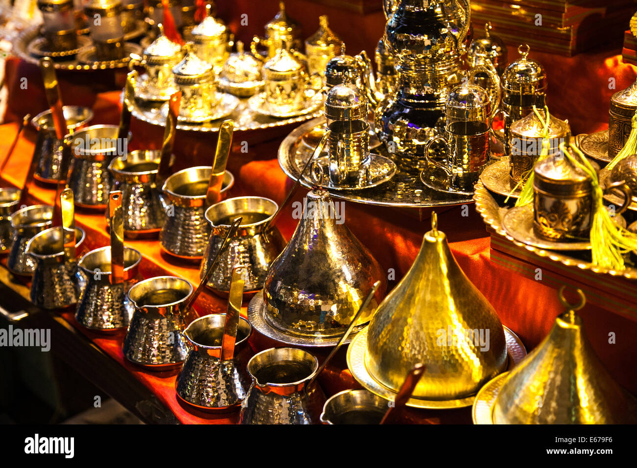 Türkischer Kaffee setzt in der Gewürzmarkt in Istanbul Stockfoto