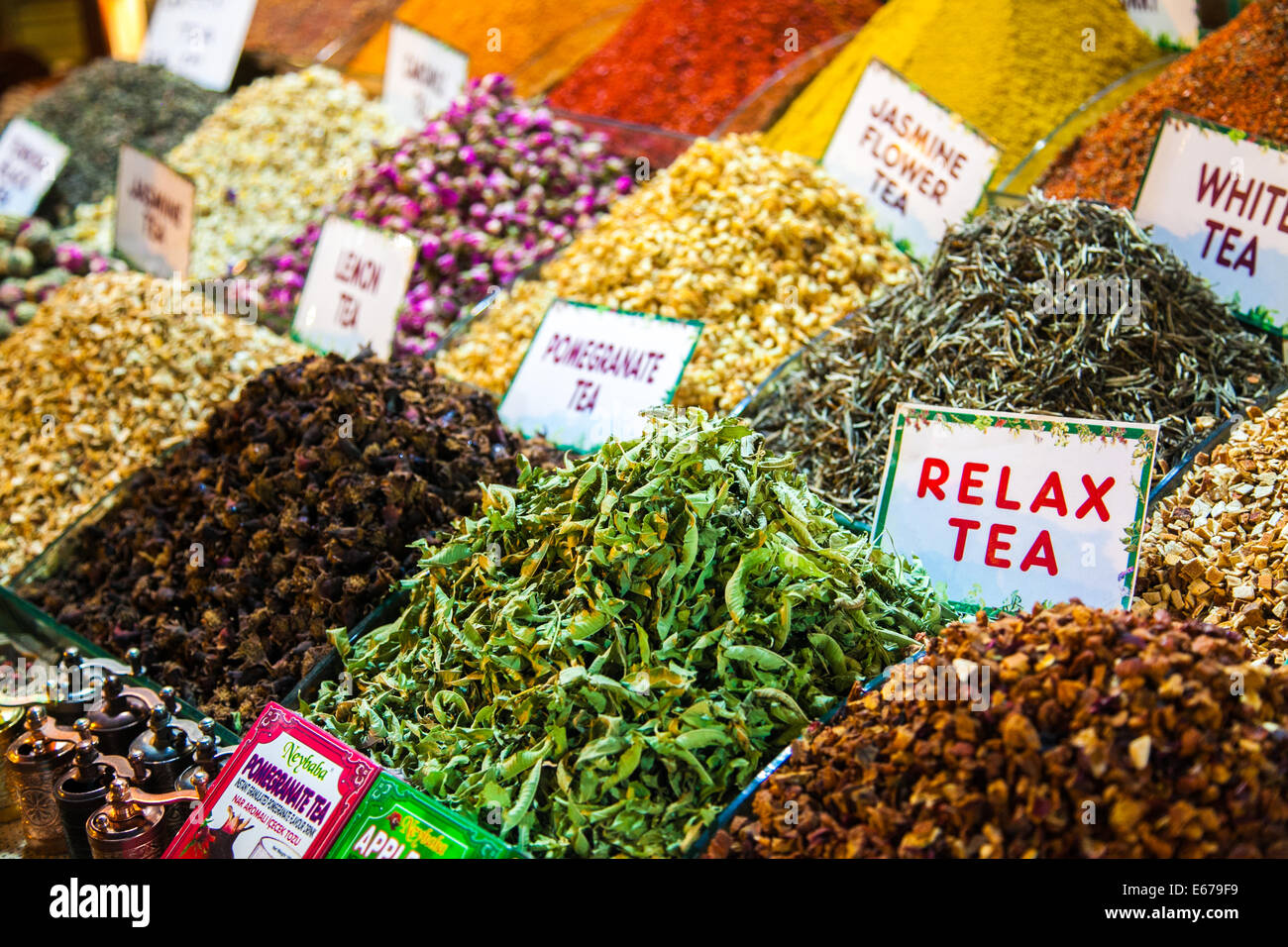 Tees und Gewürze in den Gewürzmarkt Istanbul Stockfoto