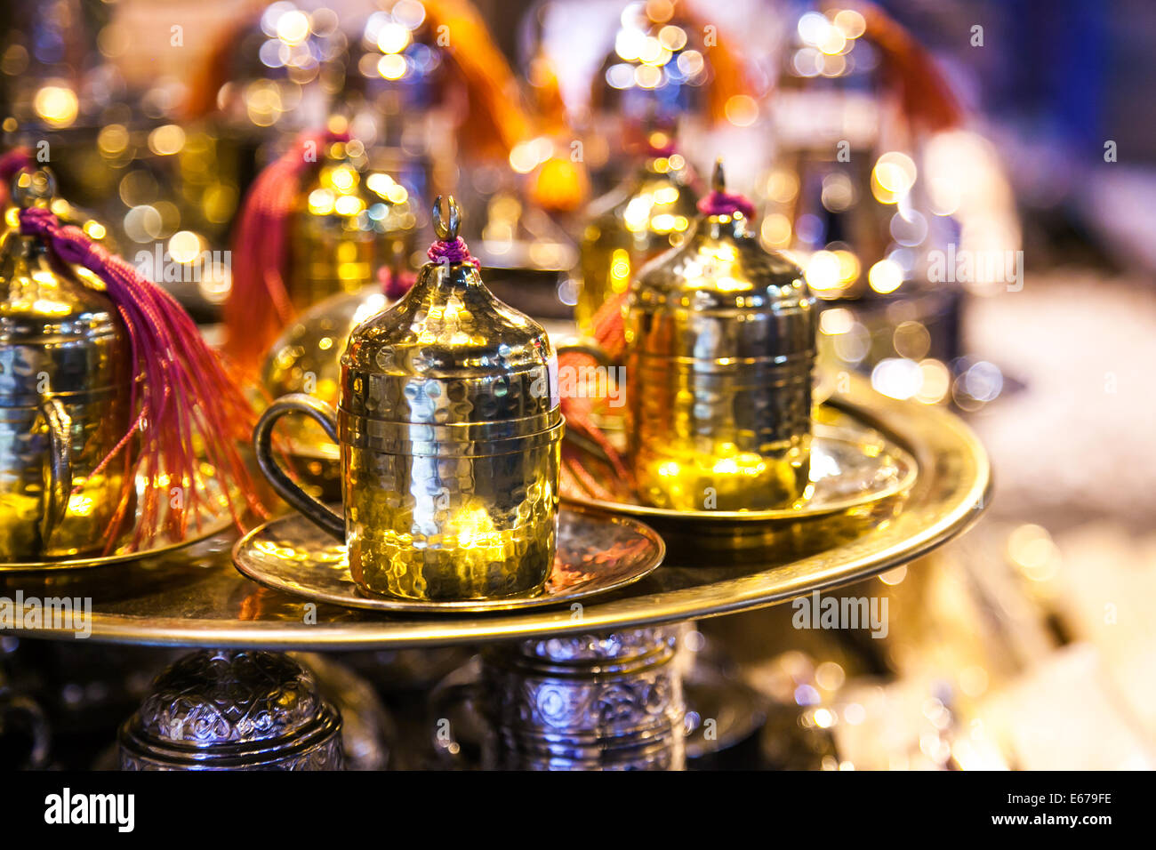 Türkischer Kaffee setzt in der Gewürzmarkt in Istanbul Stockfoto