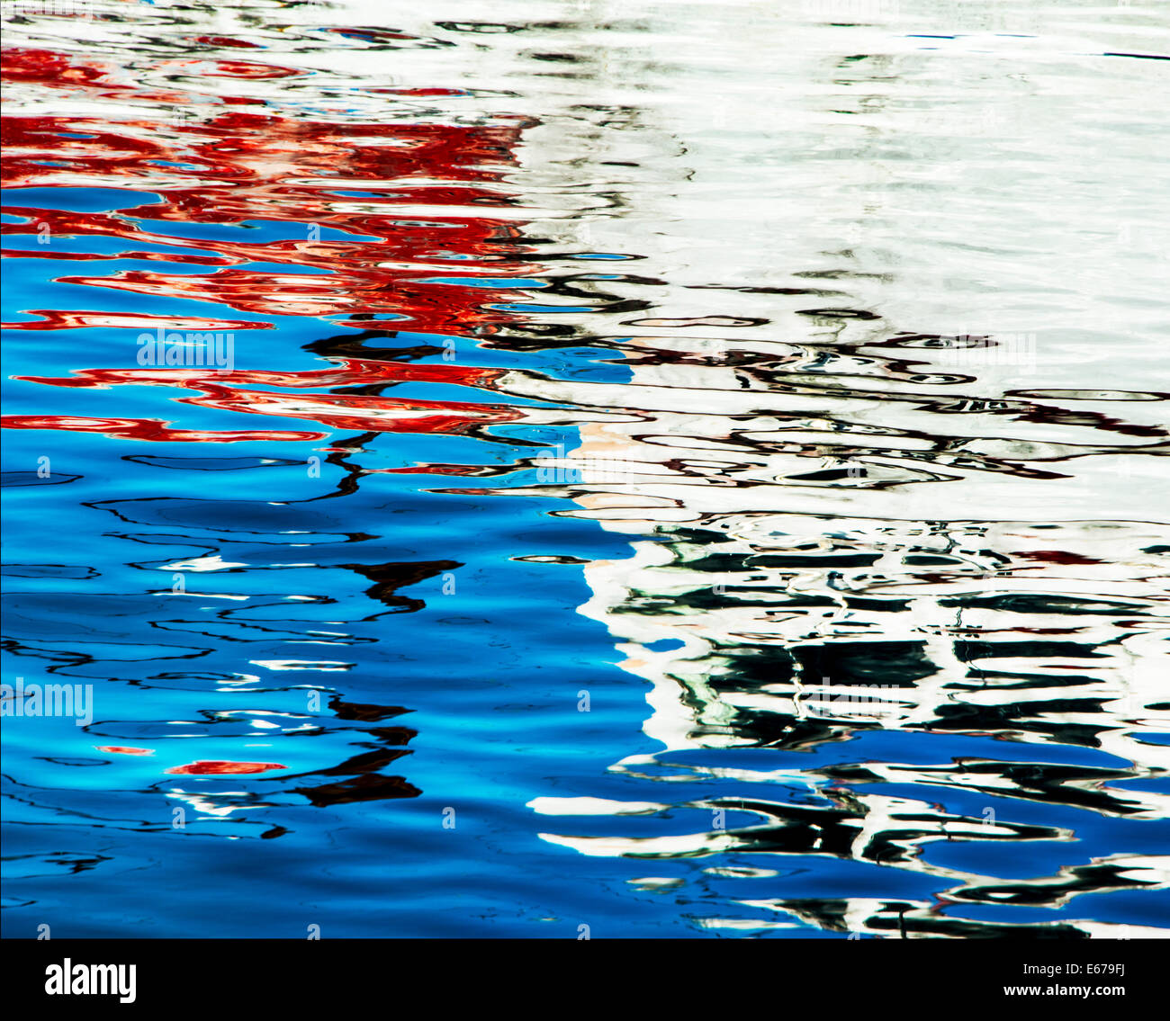 Nahaufnahme Foto bunt rot blau-weißen Reflexion von altes Fischerboot in Quarantäne Bay, Eden NSW Stockfoto