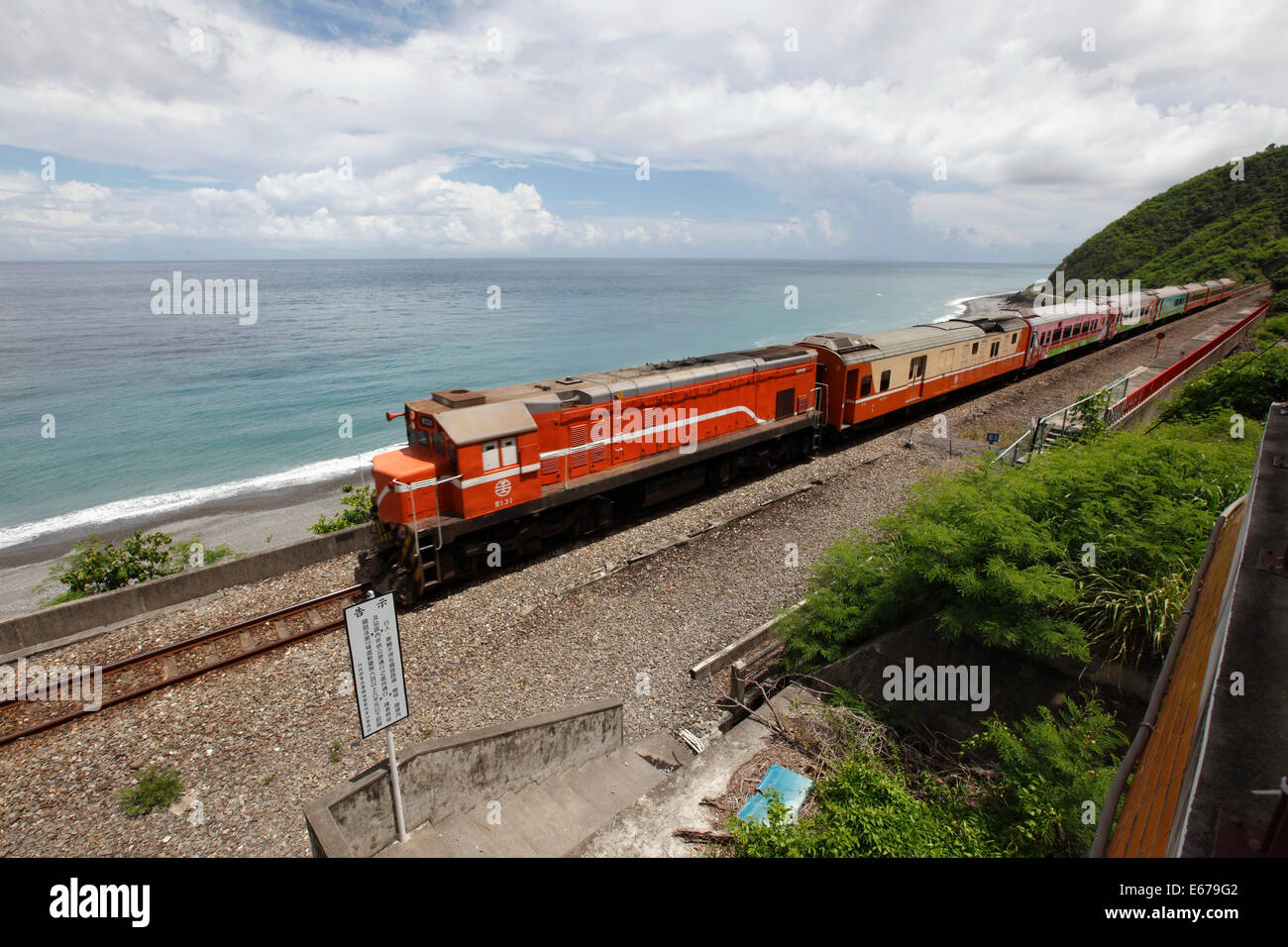 KLASSISCHE ZUG FÄHRT AM KÜSTE DER ÖSTLICHEN TAIWAN. Stockfoto