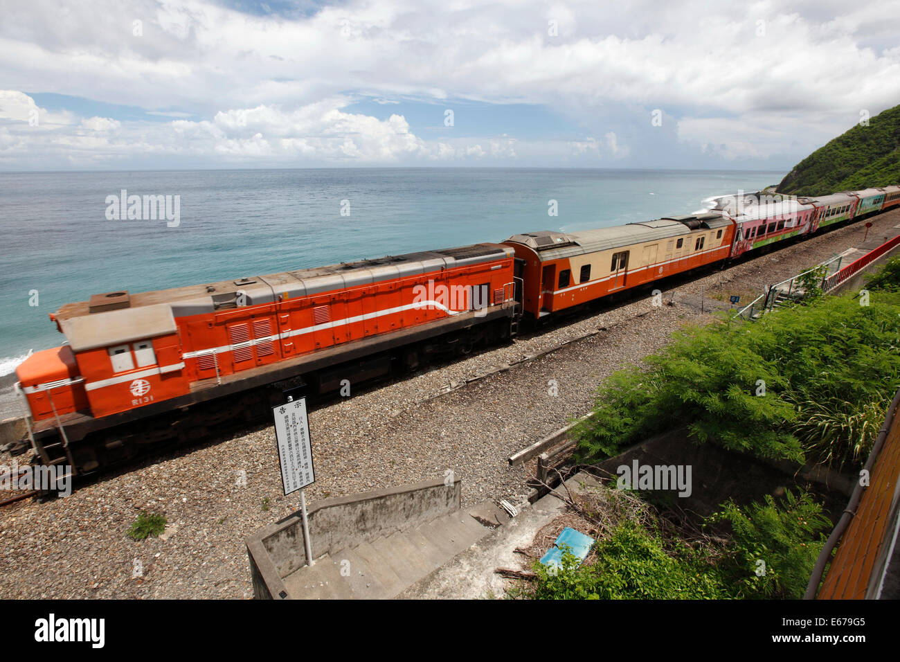 KLASSISCHE ZUG FÄHRT AM KÜSTE DER ÖSTLICHEN TAIWAN. Stockfoto