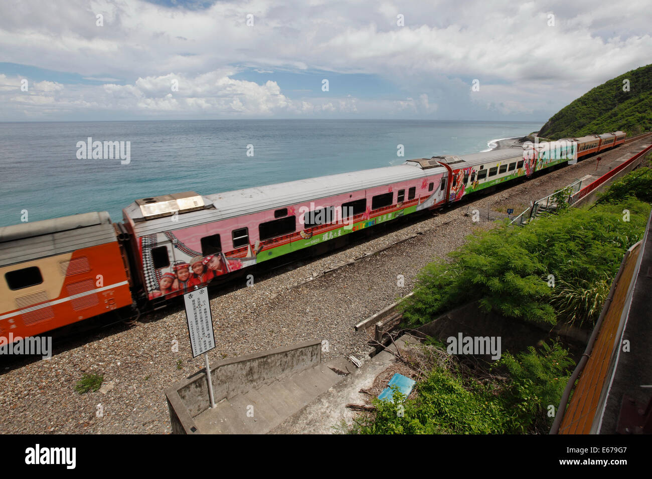 KLASSISCHE ZUG FÄHRT AM KÜSTE DER ÖSTLICHEN TAIWAN. Stockfoto