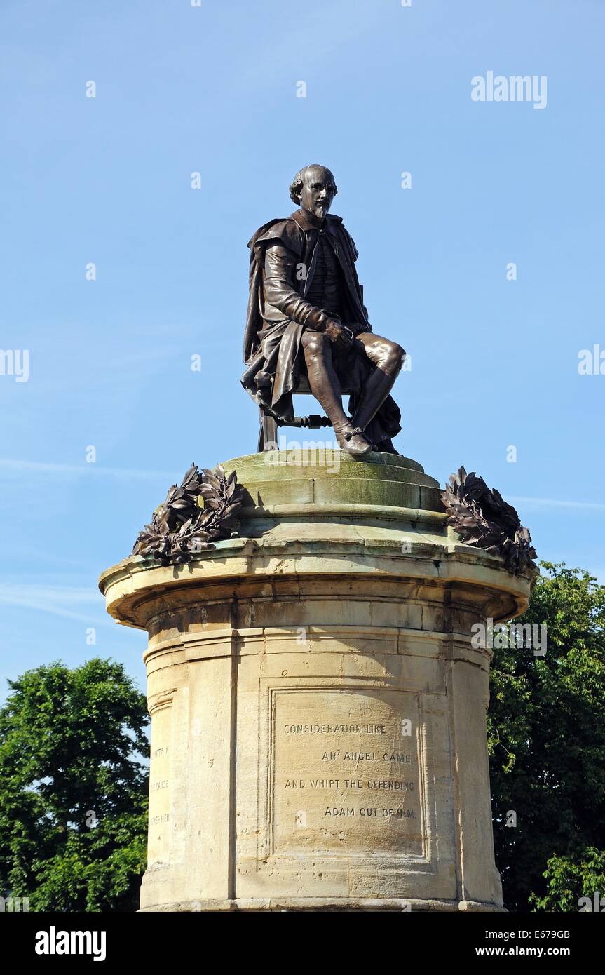 Statue von William Shakespeare sitting on Top of Gower Memorial, Stratford-upon-Avon, Warwickshire, England, UK, Europa. Stockfoto