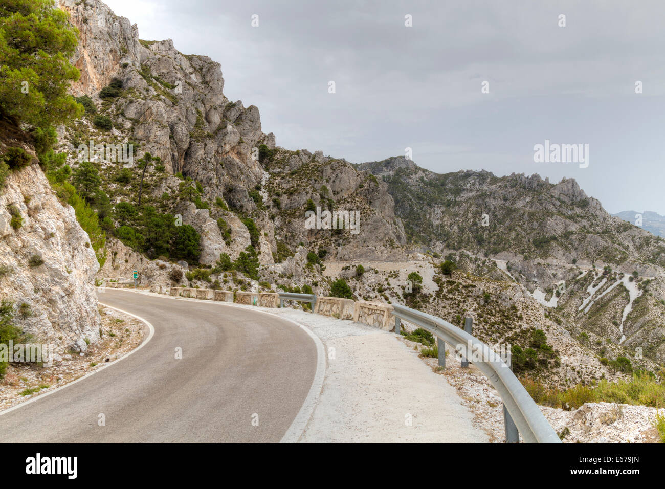 Schmale Bergstraße laufen durch die Sierra del Chaparral Nationalpark in Spanien ganz in der Nähe der Costa Del Sol Stockfoto