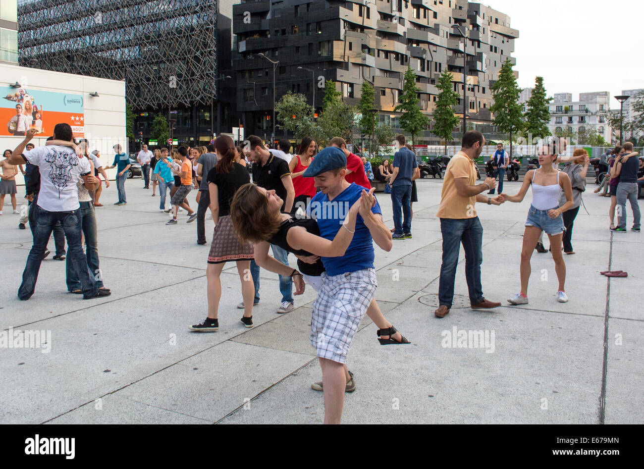 Paris, Frankreich, Massen-Szene von jungen Erwachsenen, die öffentliche Veranstaltungen genießen, „Rock'n'Roll“, Street Dancing, Bibliotheque District, Town Square, Rock 'n' Roll, Teenager-Beziehung, lebhafte pariser Straßenszene Stockfoto