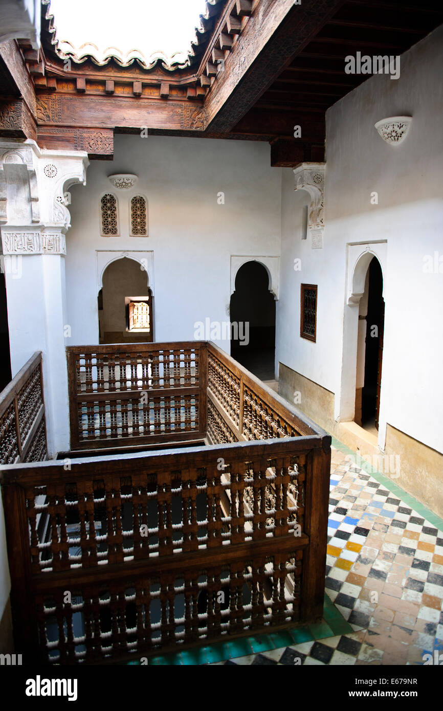 Ben Youssef Madrasa, Schnitzereien mit keine Darstellung von Menschen oder Tieren erforderlich durch den Islam, bestehen ausschließlich aus geometrischen Muster Stockfoto