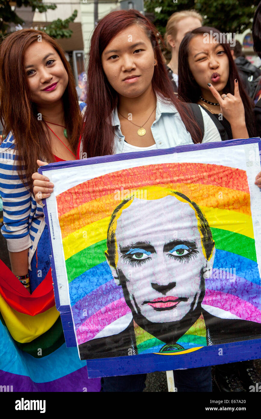 LGBT-Rechte Russland Protest Frauen protestieren mit einem Plakat für die Rechte der LGBT-Gemeinschaft in Russland, Putin in Regenbogenfarben Prag, Tschechische Republik Stockfoto