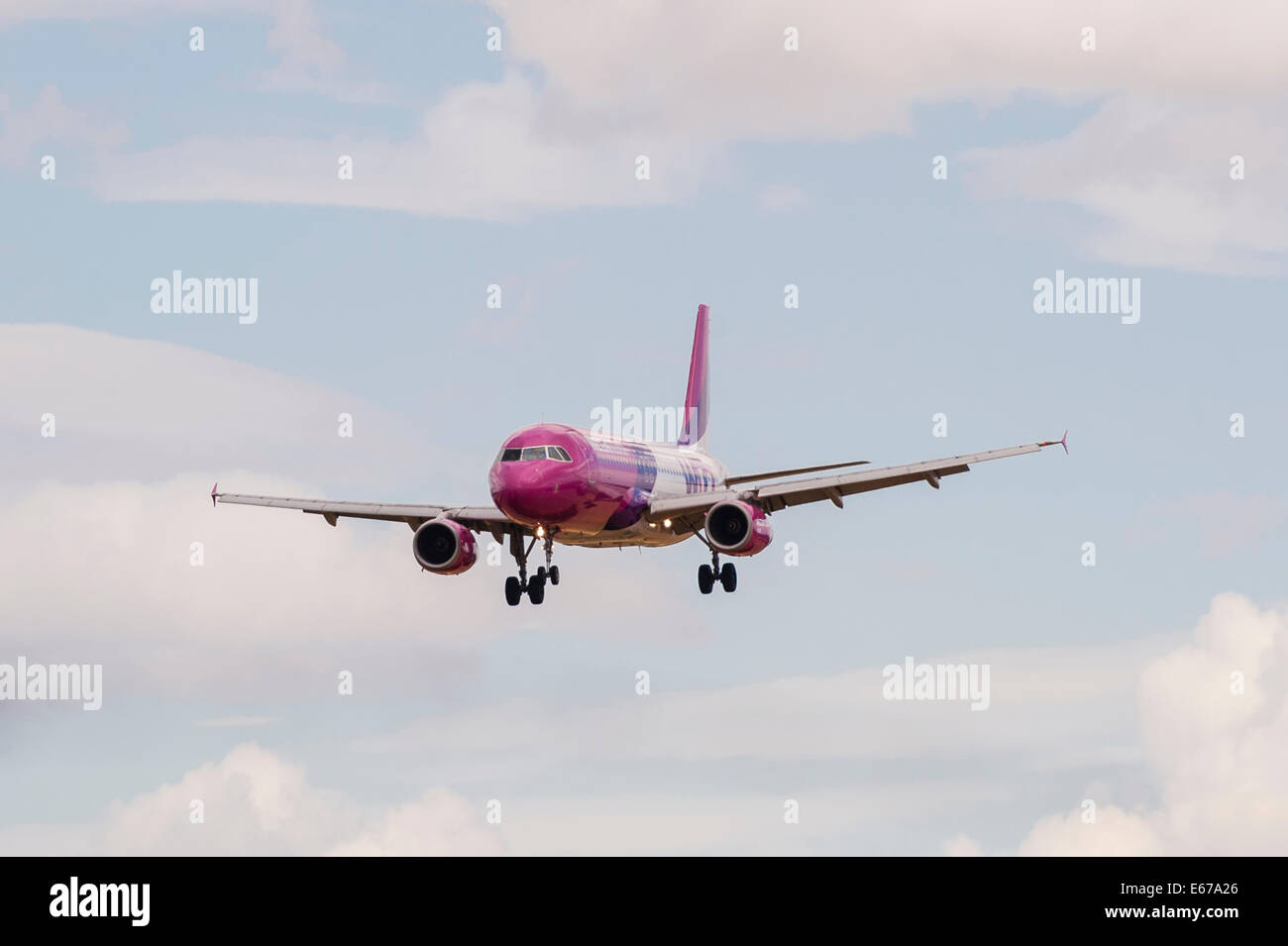 Eine Wizzair Airbus A320 landet auf dem Flughafen Luton in England, Großbritannien, Vereinigtes Königreich Stockfoto