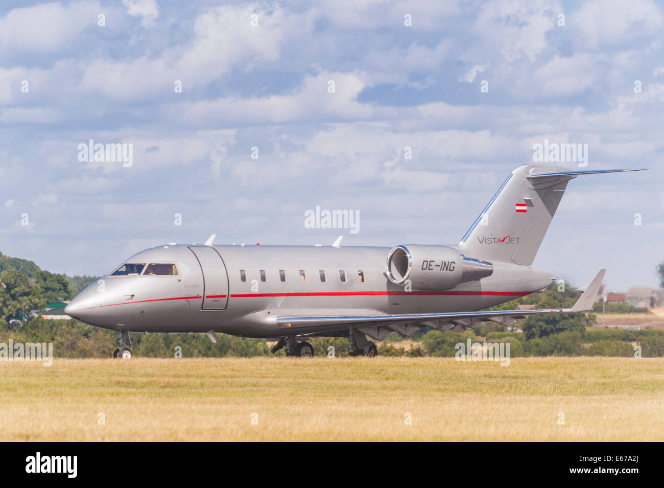 A Flugzeug Canadair Challenger (OE-ING) ausziehen aus Luton Airport in England, Großbritannien, Vereinigtes Königreich Stockfoto