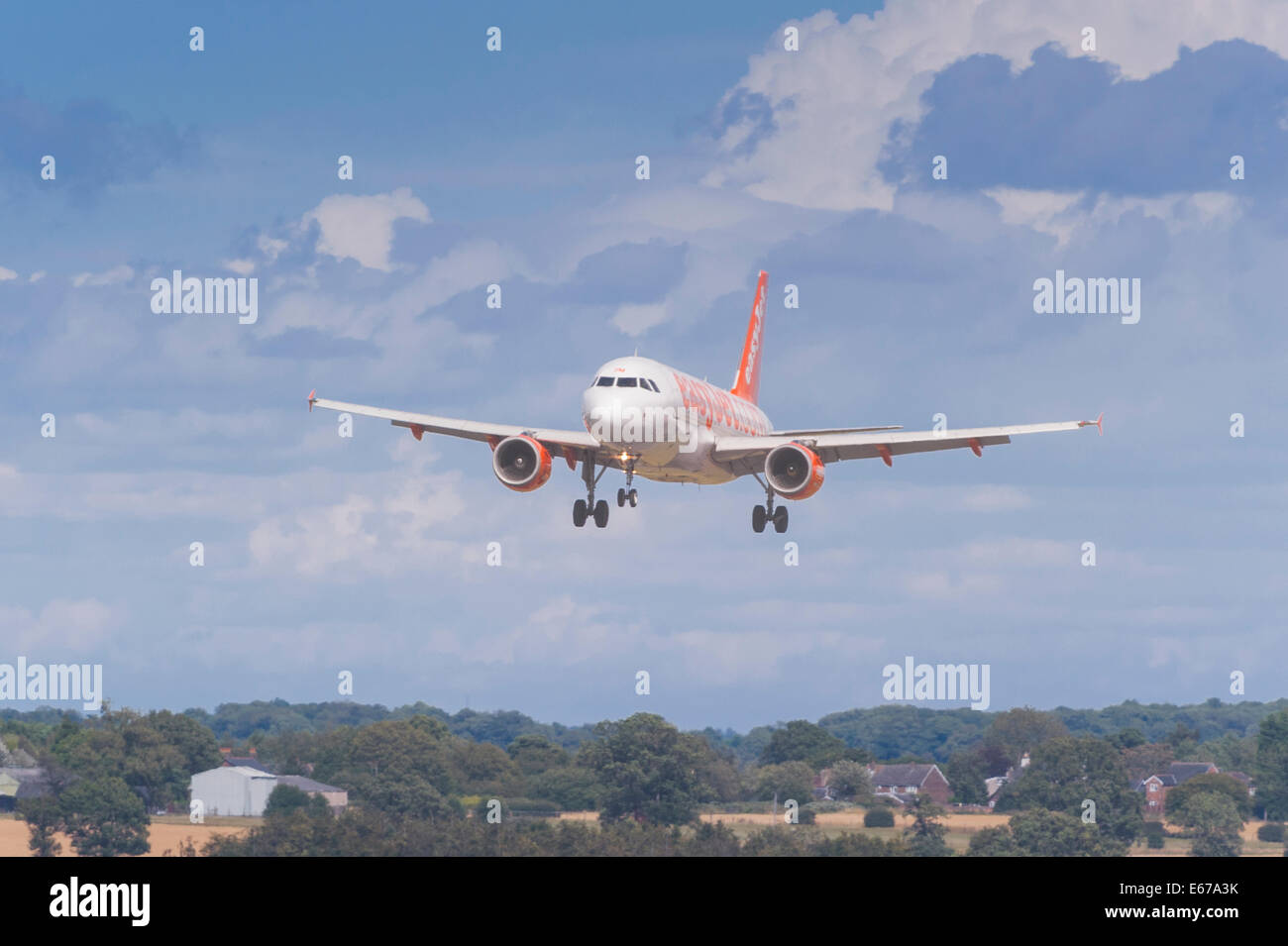 Ein EasyJet Airbus A319 Landung am Flughafen Luton in England, Großbritannien, Vereinigtes Königreich Stockfoto