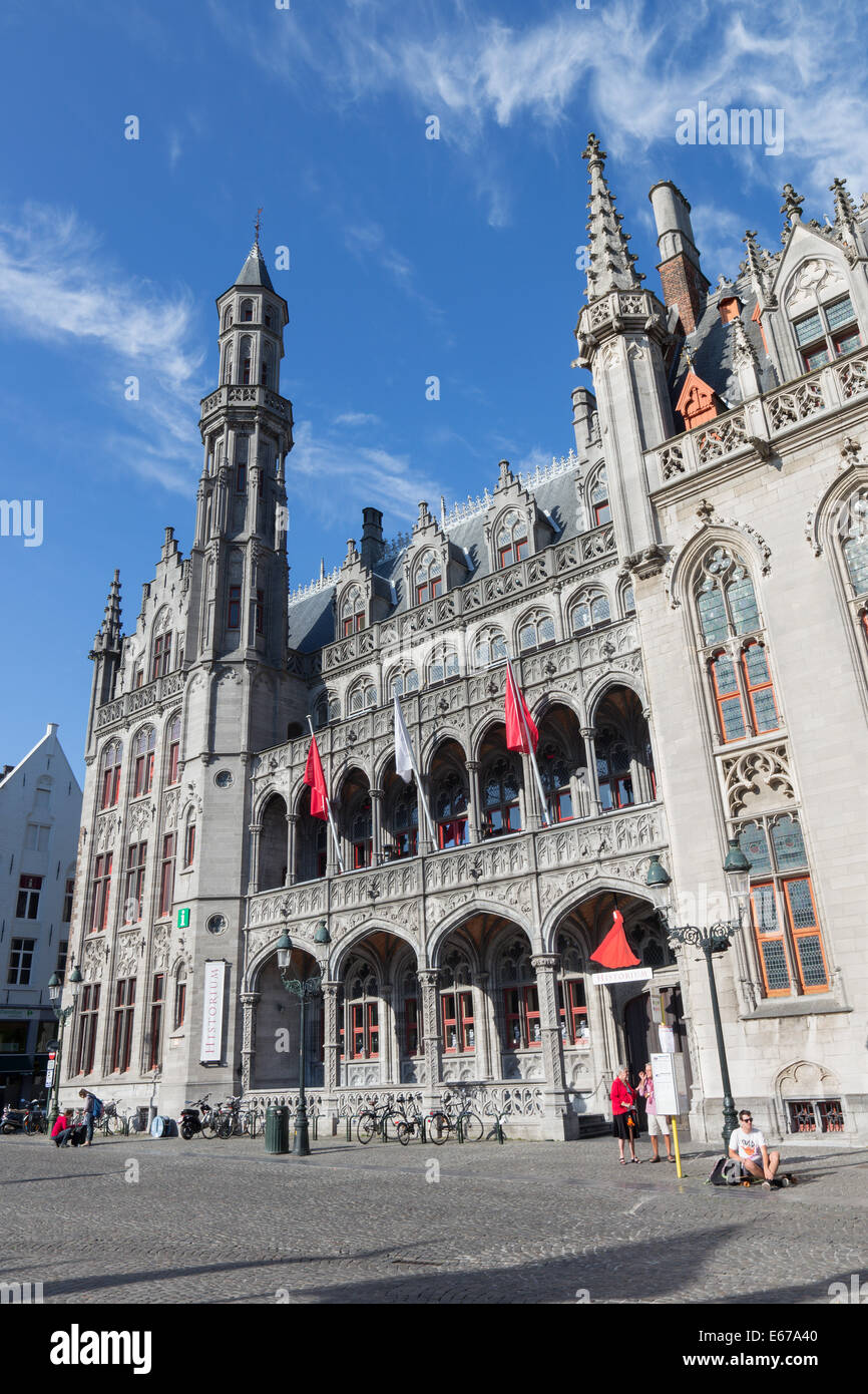 Brügge, Belgien - 13. Juni 2014: Neo gotischen Fassade des Historium Builidnig aus den Jahren 1910-1914 auf dem Grote Markt-Platz. Stockfoto