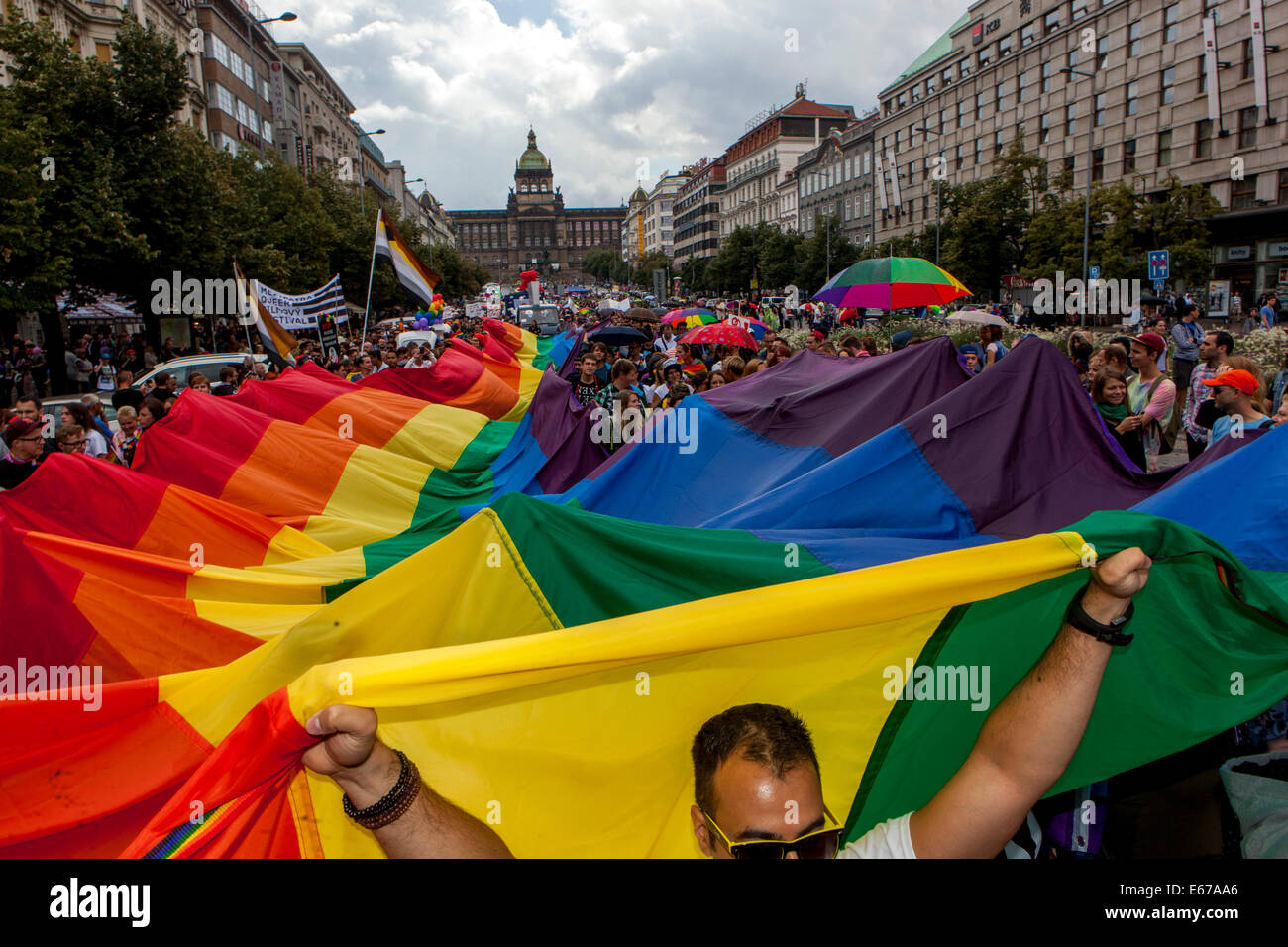 LGBT Prager Pride Festival, große LGBT-Flagge auf dem Wenzelsplatz, Tschechische Republik Stockfoto