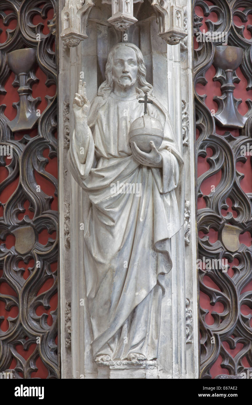 Mechelen - die Statue von Christus Panthokrator von Gothc Pastroforium in der Kirche unserer lieben Frau in de Dyle. Stockfoto