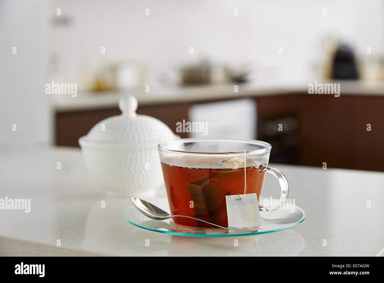 Glastasse Tee auf Küchentisch Stockfoto