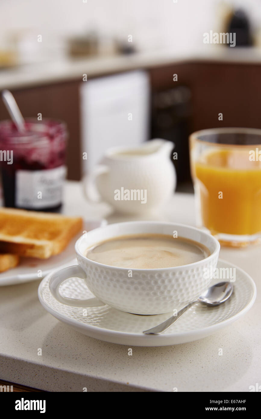 Kaffee Latte für Frühstück am Küchentisch Stockfoto