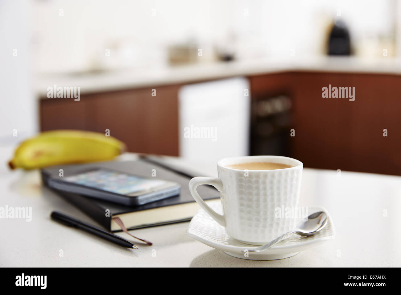 Kaffee mit Milch mit Smartphone und notebook Stockfoto