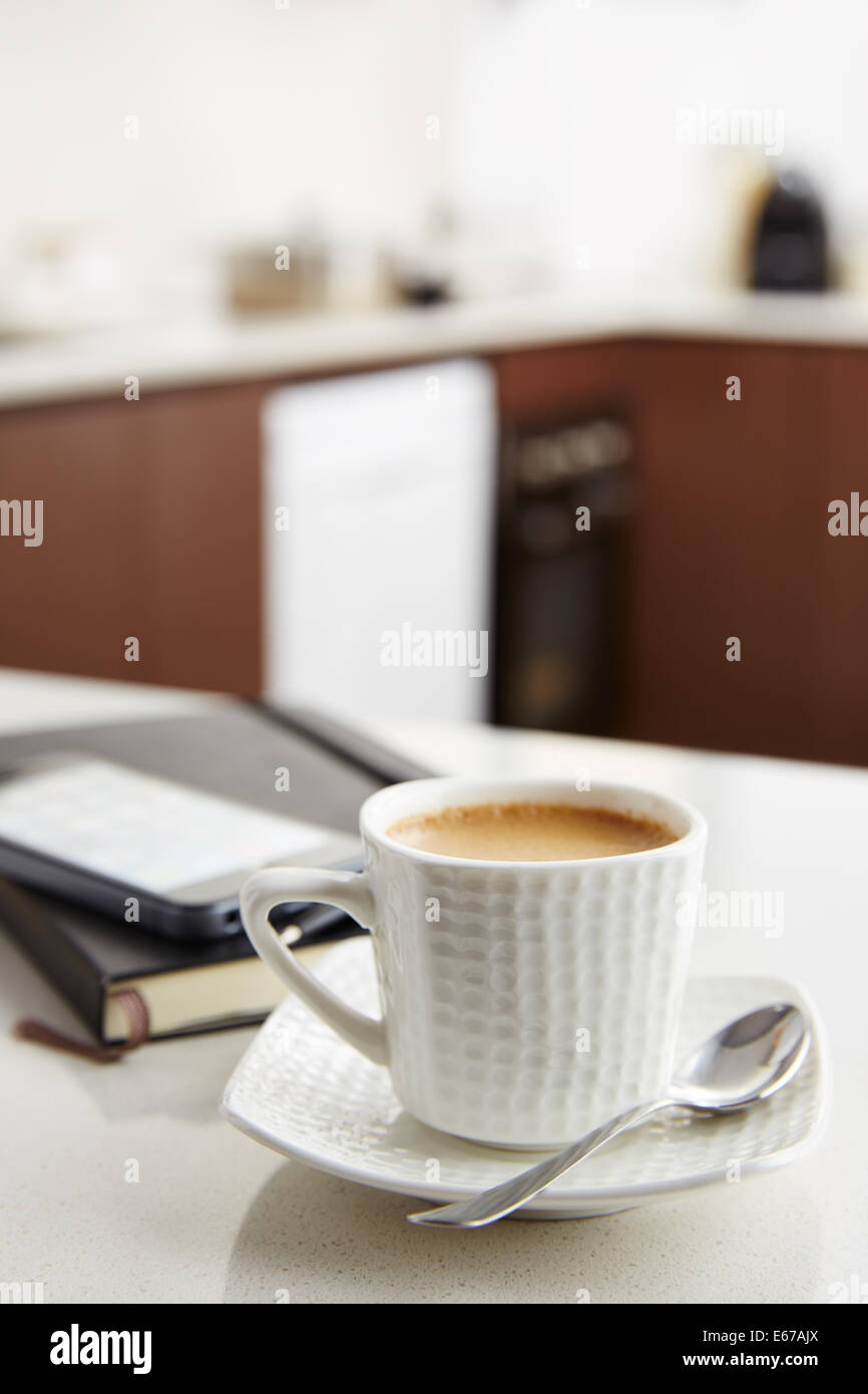 Kaffee mit Milch mit Smartphone und notebook Stockfoto
