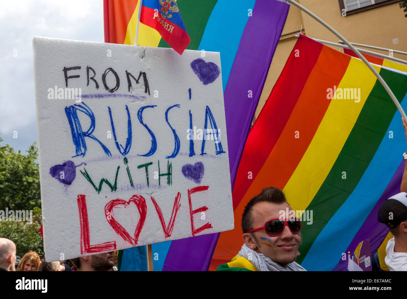 LGBT-Rechte Russland Protest Menschen protestieren mit einem Plakat für die Rechte der LGBT-Unterstützungsgemeinschaft in Russland, Prag, Tschechien Russland Proteste Stockfoto