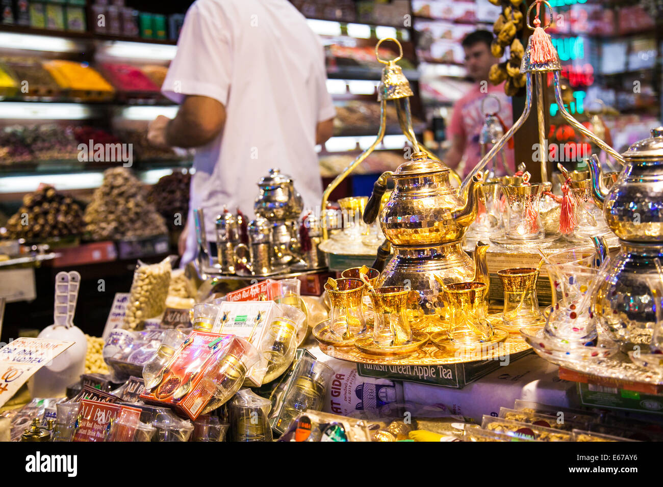 Türkischer Kaffee setzt in der Gewürzmarkt in Istanbul Stockfoto