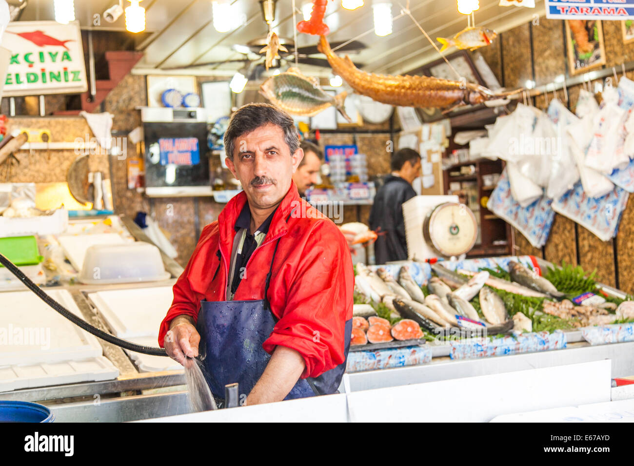 Ein Fischhändler auf dem Gewürzmarkt in Istanbul Stockfoto