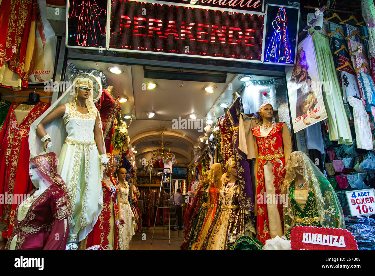 Traditionelle Kleidung in einem Markt Shop in Istanbul Stockfoto