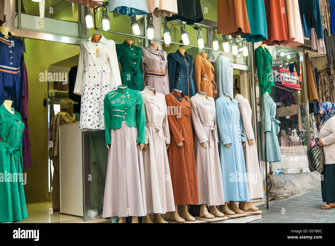 Traditionelle muslimische Kleidung in einem Markt Shop in Istanbul Stockfoto
