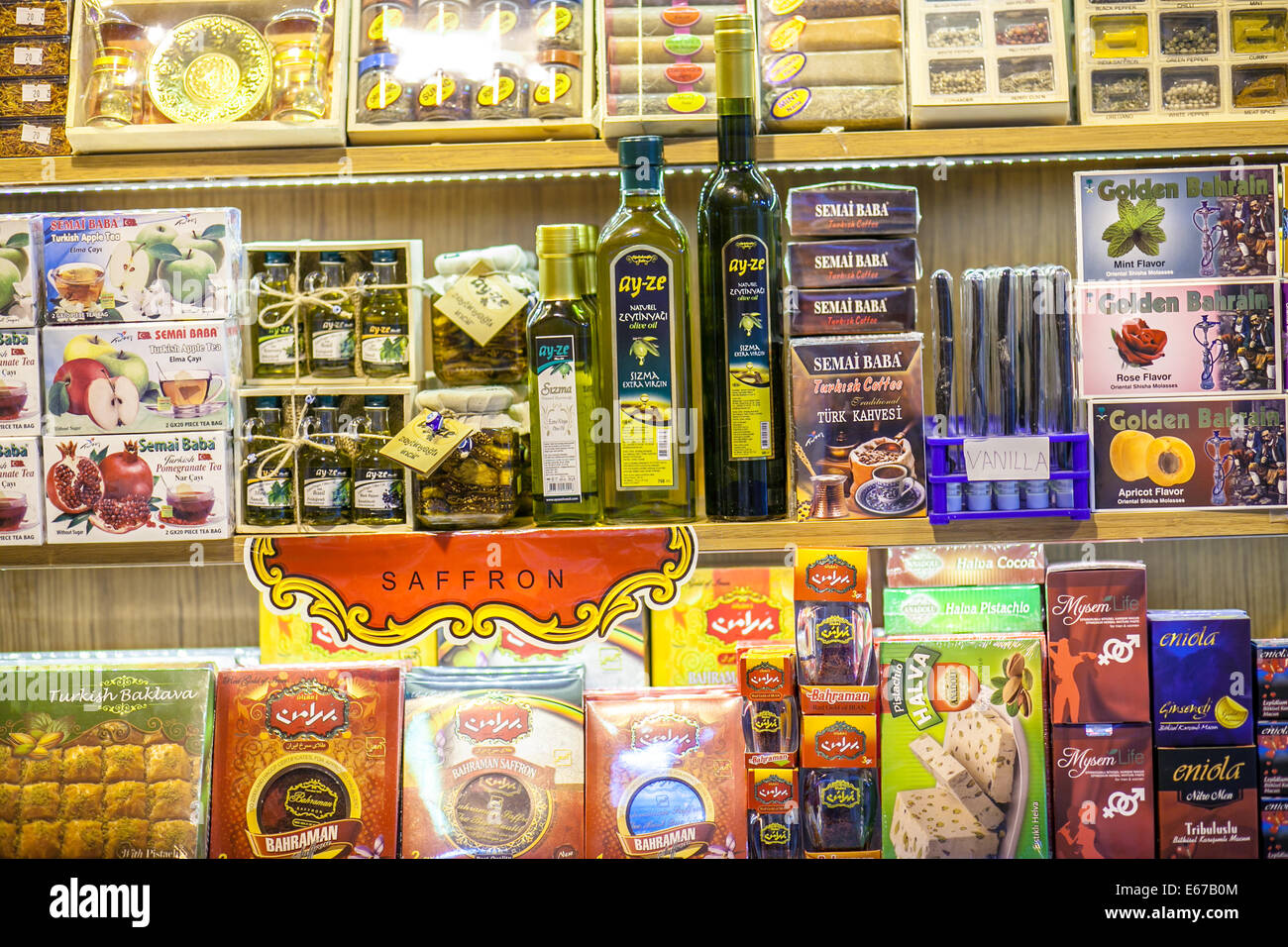 Lebensmittel-Pakete und Flaschenfach in der Altstadt Grand Basar Istanbul Stockfoto