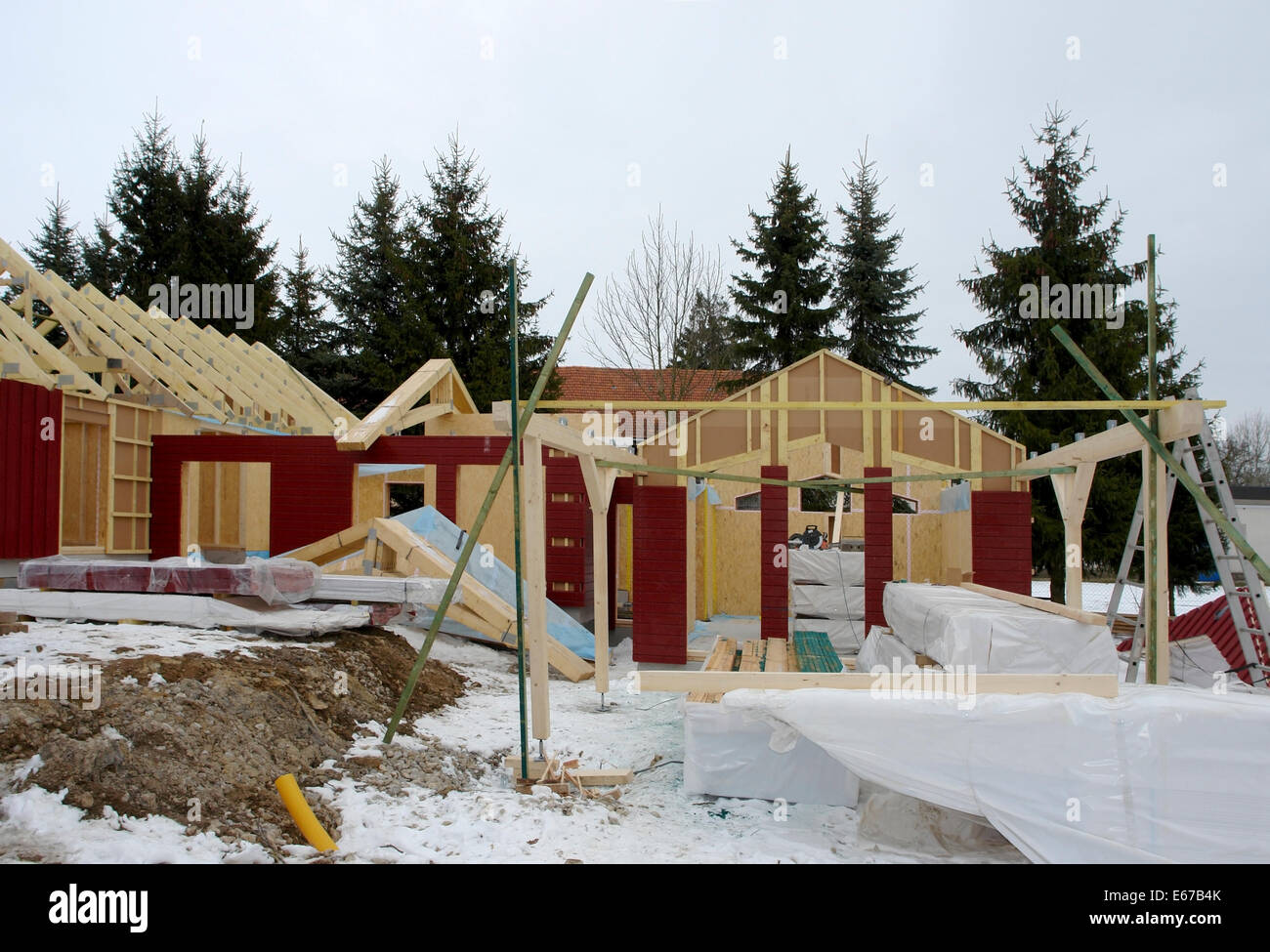 Bau eines Holzhauses im winter Stockfoto