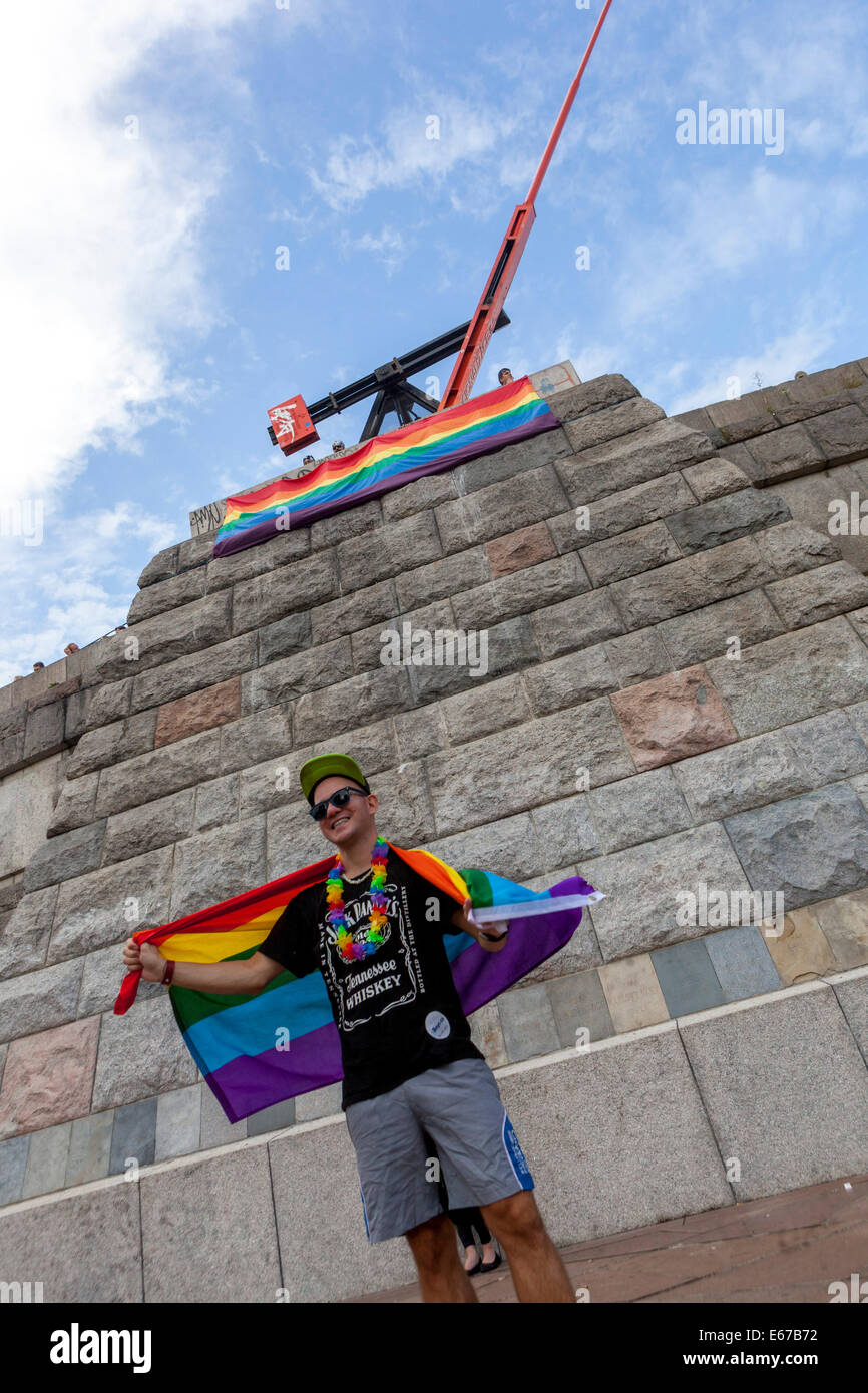 LGBT-Prag stolz. Mann mit Flagge unten Prag Metronom, ehemaligen Stalin-denkmal, Tschechische Republik Stockfoto