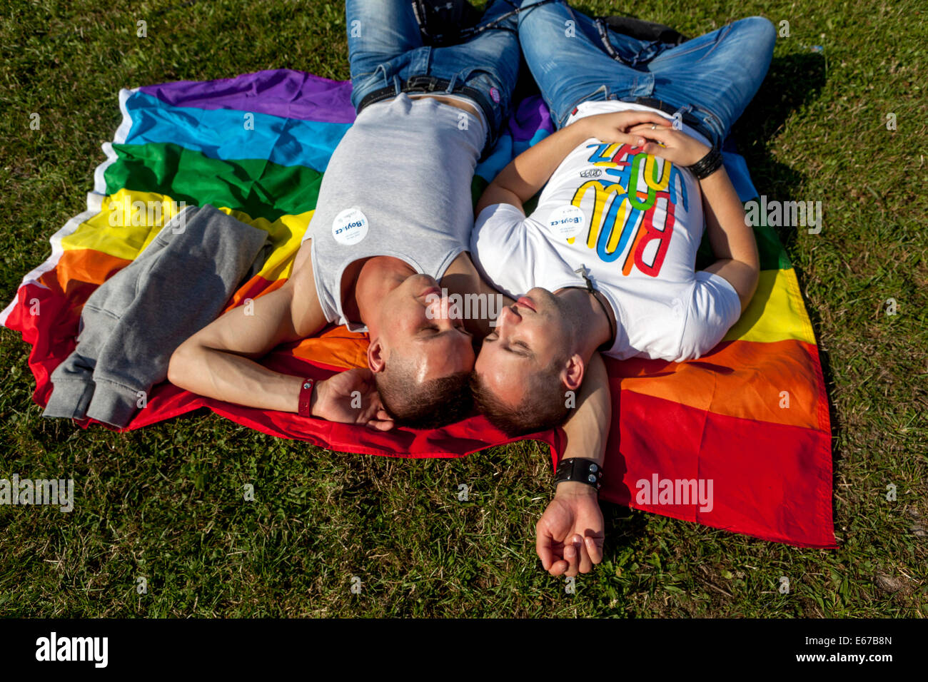 LGBT-Paar Schwulenliebhaber legen auf LGBT-Flagge Glückliche LGBT-Männer Glückliche außerhalb des Glücks Jungen, Schwulenpaare Liebende Junge Leute Sommer LGBT-Liebhaber, zwei Liebende, die Lifestyle homosexuell genießen Stockfoto