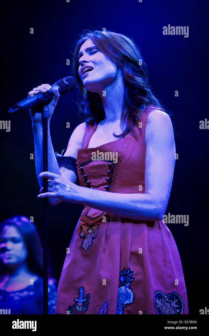 Chelmsford, Essex, Großbritannien. 16 Aug, 2014. Sängerin Schriftstellerin SOPHIE ELLIS BEXTOR durchführen Bei V fest, Chelmsford Essex, Stockfoto