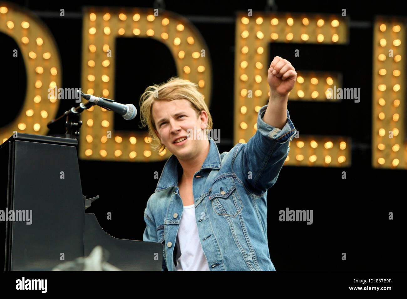 Tom Odell Singer-Songwriter durchführen bei V Fest, CHELMSFORD, ESSEX, Stockfoto