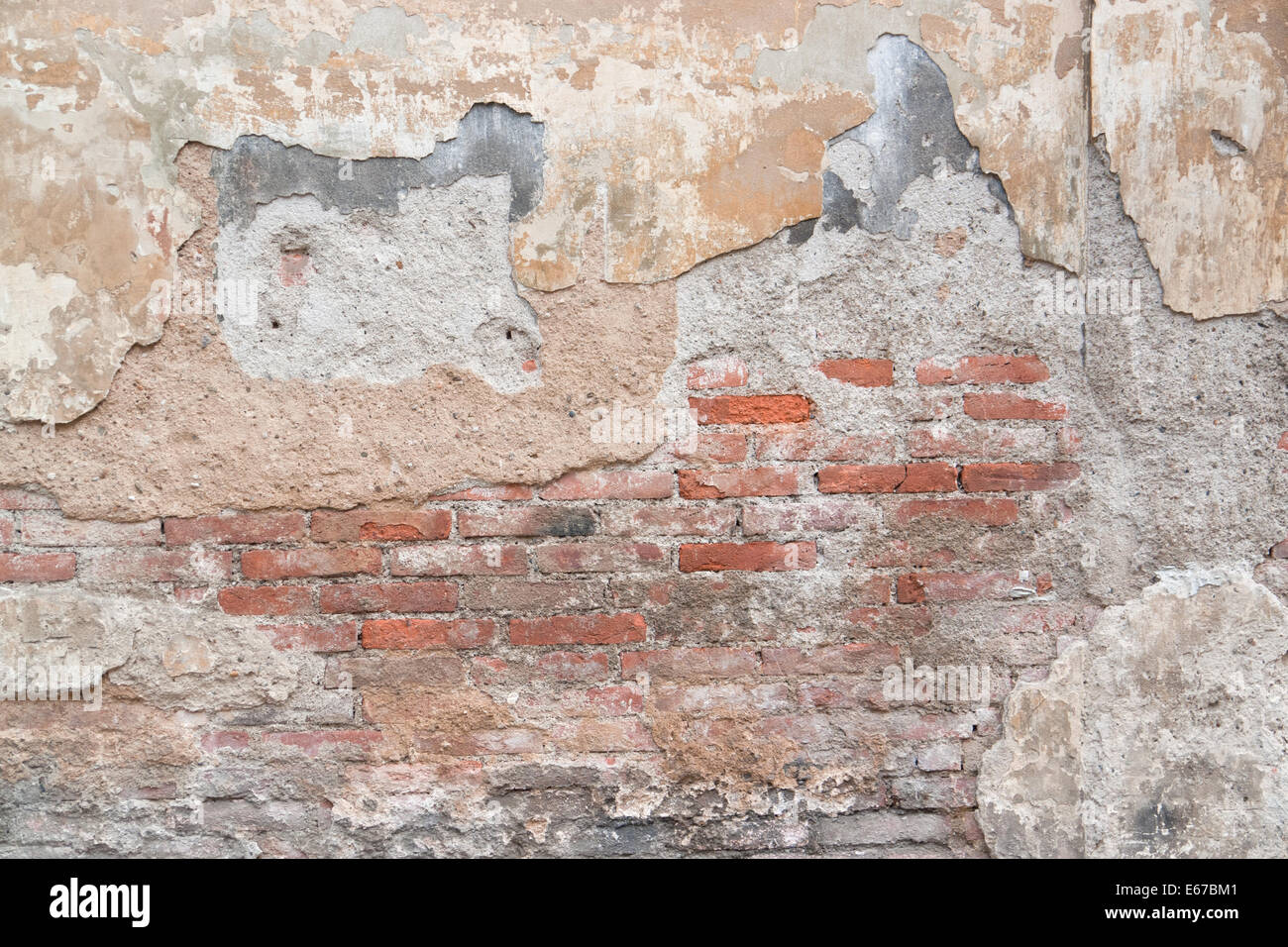 Full-Frame abstrakt heruntergekommenen Detail einer verwitterten Haus-Fassade Stockfoto