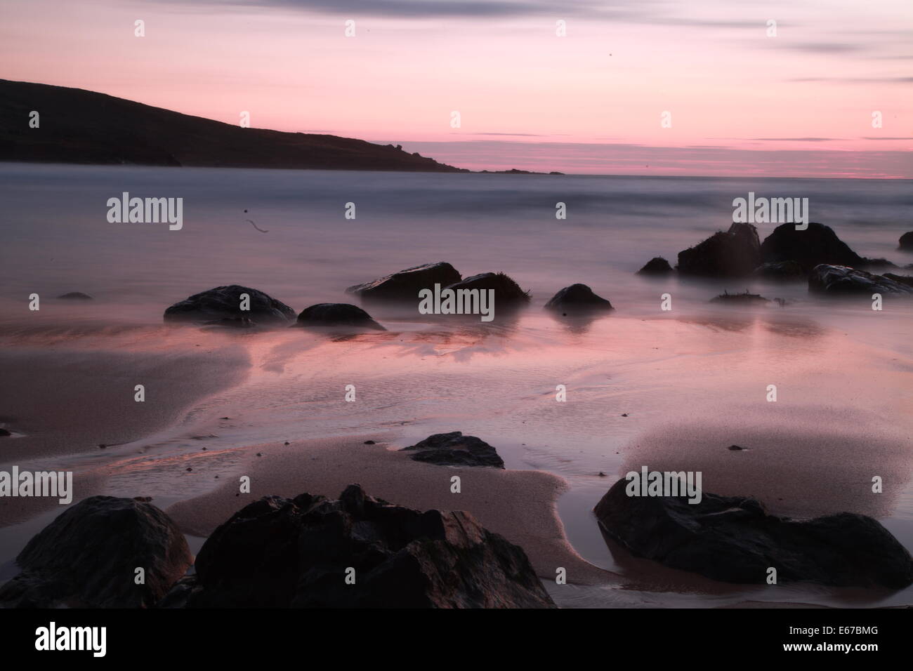 Kornische Strand bei frühen Sonnenuntergang Stockfoto