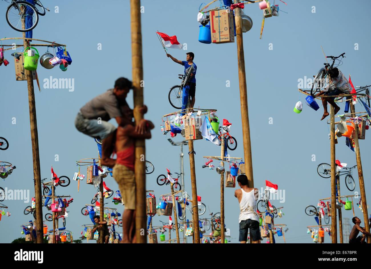 Jakarta, Indonesien. 17. August 2014. Indonesische Männer nehmen in eine gefettete Pol Kletterwettbewerb als Teil der Independence Day feiern am Strand von Ancol in Jakarta, Indonesien, 17. August 2014. Indonesien markiert den 69. Jahrestag seiner Unabhängigkeit von der niederländischen Herrschaft am Sonntag. Bildnachweis: Zulkarnain/Xinhua/Alamy Live-Nachrichten Stockfoto