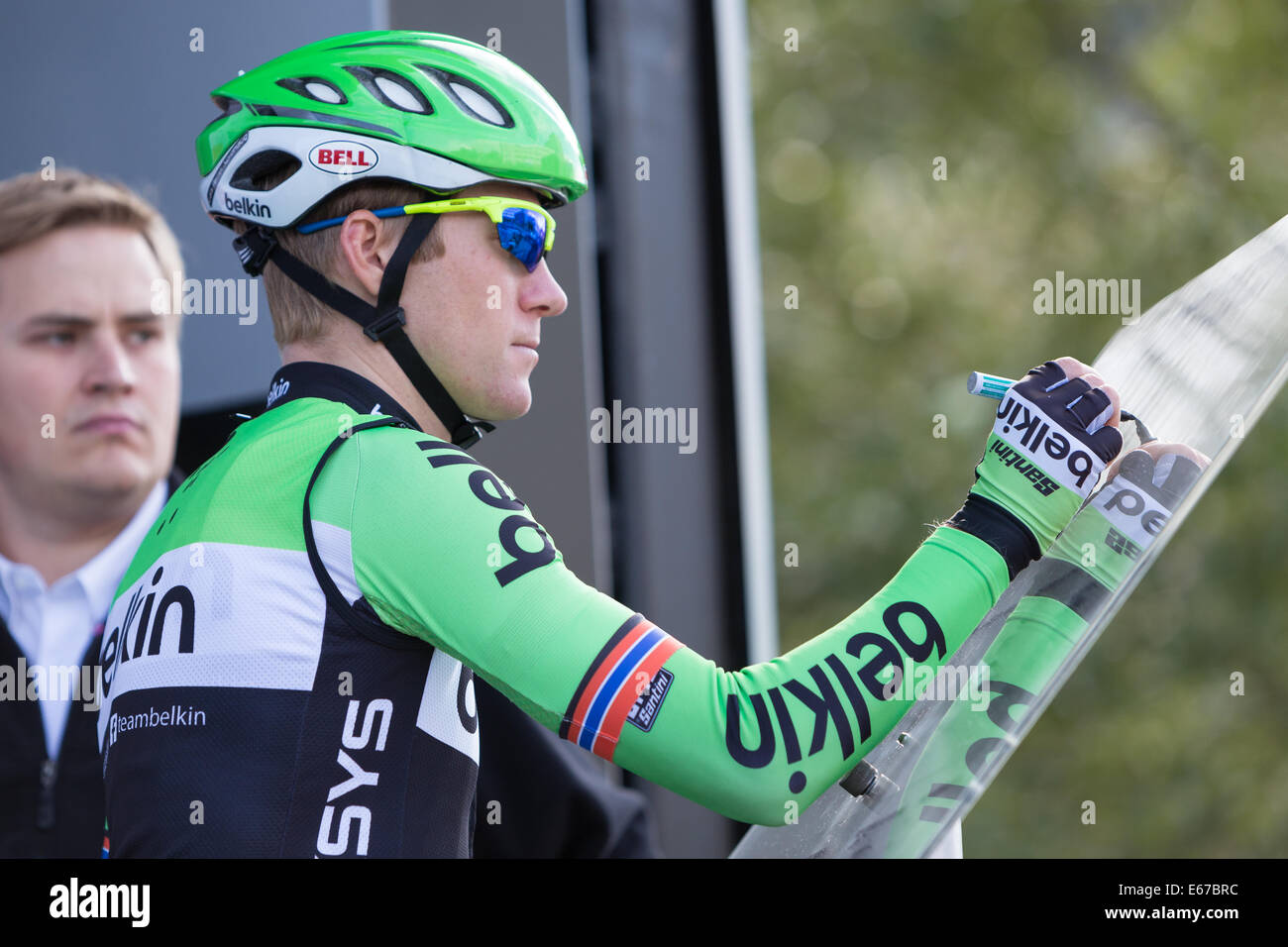 Tromsø, Norwegen. 17. August 2014. Arktis Race von Norwegen 2014, Tag 3 Lars Petter Nordhaug (Belkin Pro Cycling) Singnin in vor der letzten Etappe der Arctic Race of Norway in Tromsø, Norwegen. Die Bühne war 165km mit Start und Ziel in Tromsø. Bildnachweis: Radarfoto/Alamy Live-Nachrichten Stockfoto