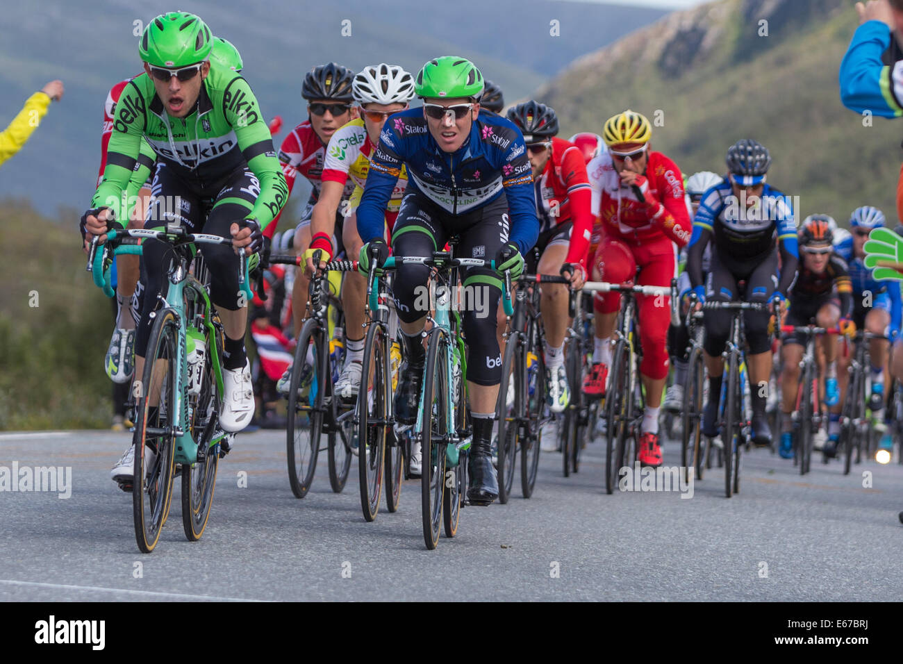 Tromso Norwegen 17 August 2014 Arktis Race Von Norwegen 2014 Tag 3 Ist Das Hauptfeld In Der 4 Phase Des Arctic Race Of Norway Ubergeben Steven Kruijswijk Belkin Pro Cycling Mit Dem