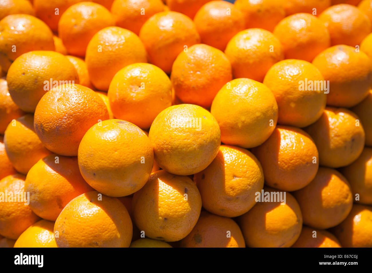 Ein Haufen von Orangen auf einem Ständer in Istanbul Stockfoto