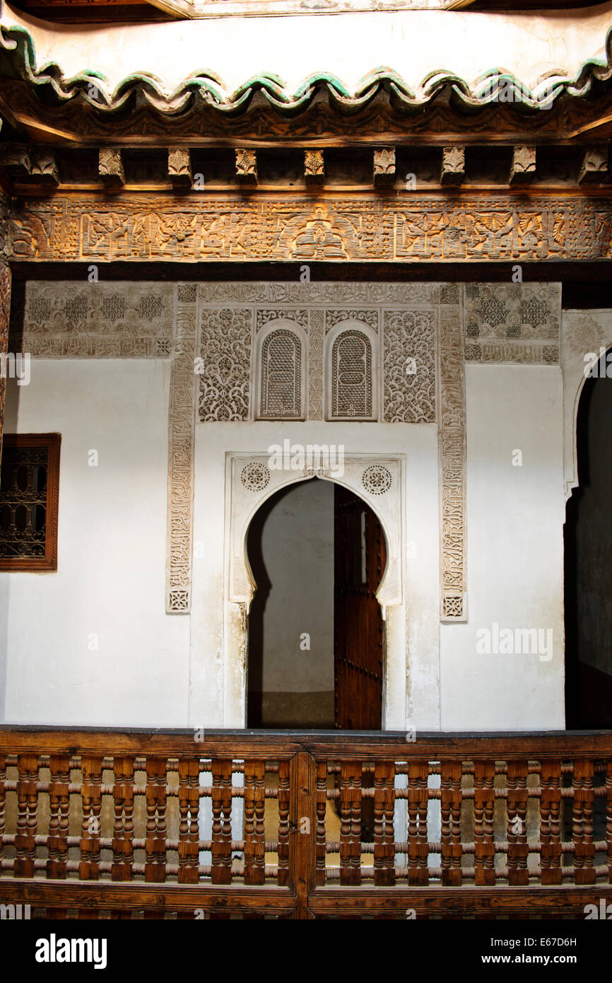 Ben Youssef Madrasa, Schnitzereien mit keine Darstellung von Menschen oder Tieren erforderlich durch den Islam, bestehen ausschließlich aus geometrischen Muster Stockfoto