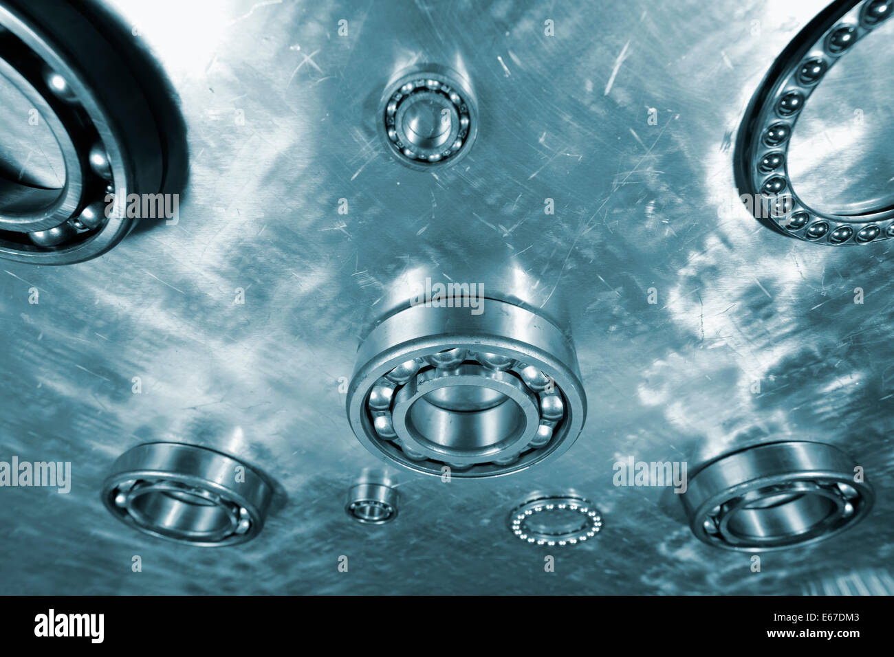 Kugellager gegen Titan Stockfoto