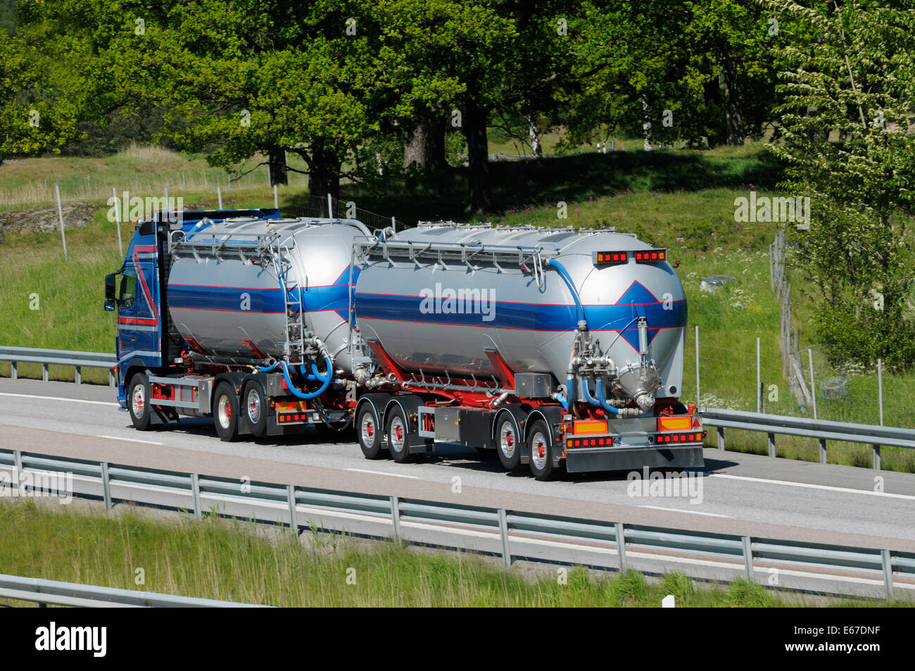 Kraftstoff-LKW, Tanker auf Autobahn, Nahaufnahmen Stockfoto