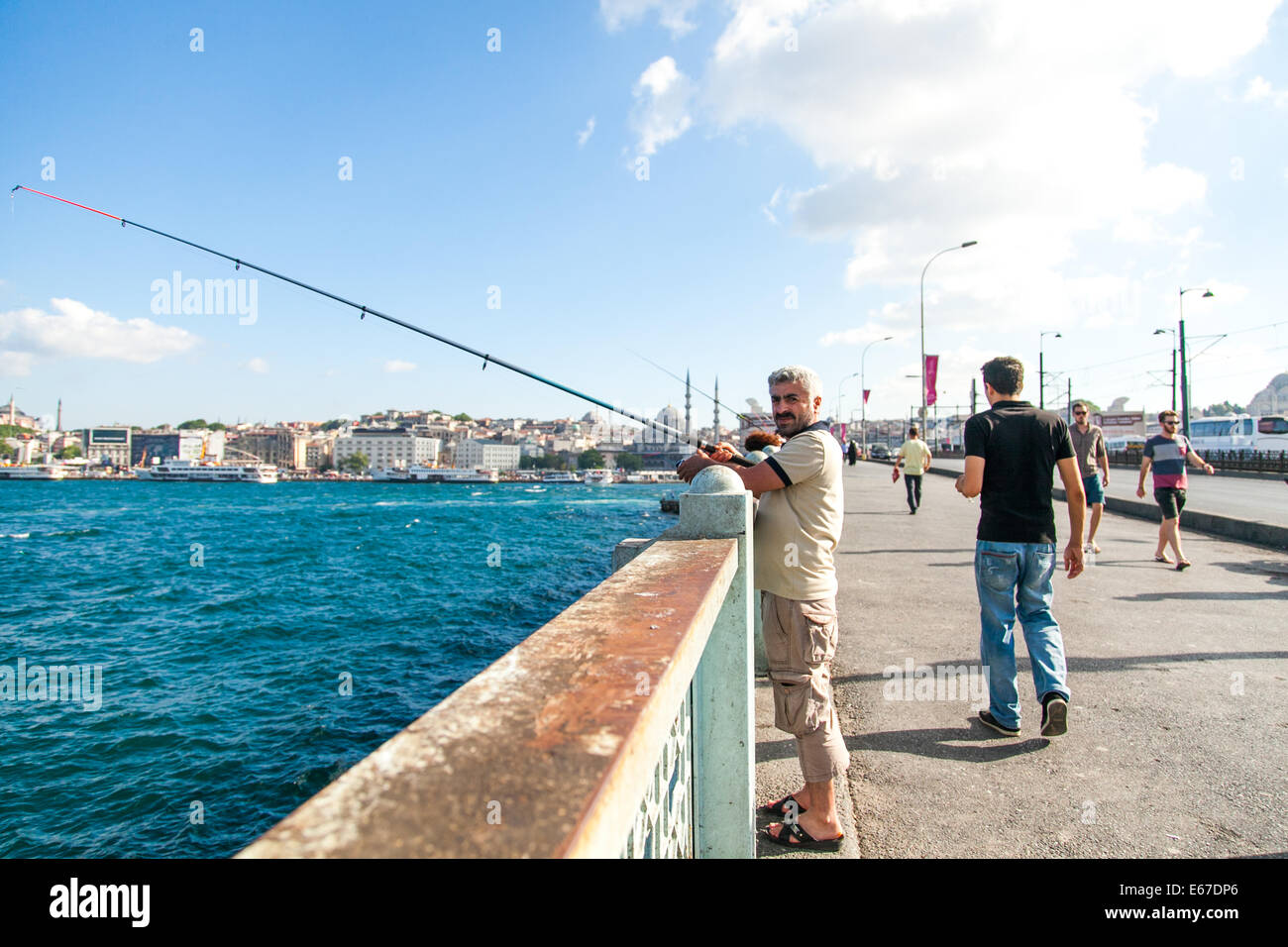 Fischer Angeln am Galata-Brücke Istanbul Stockfoto