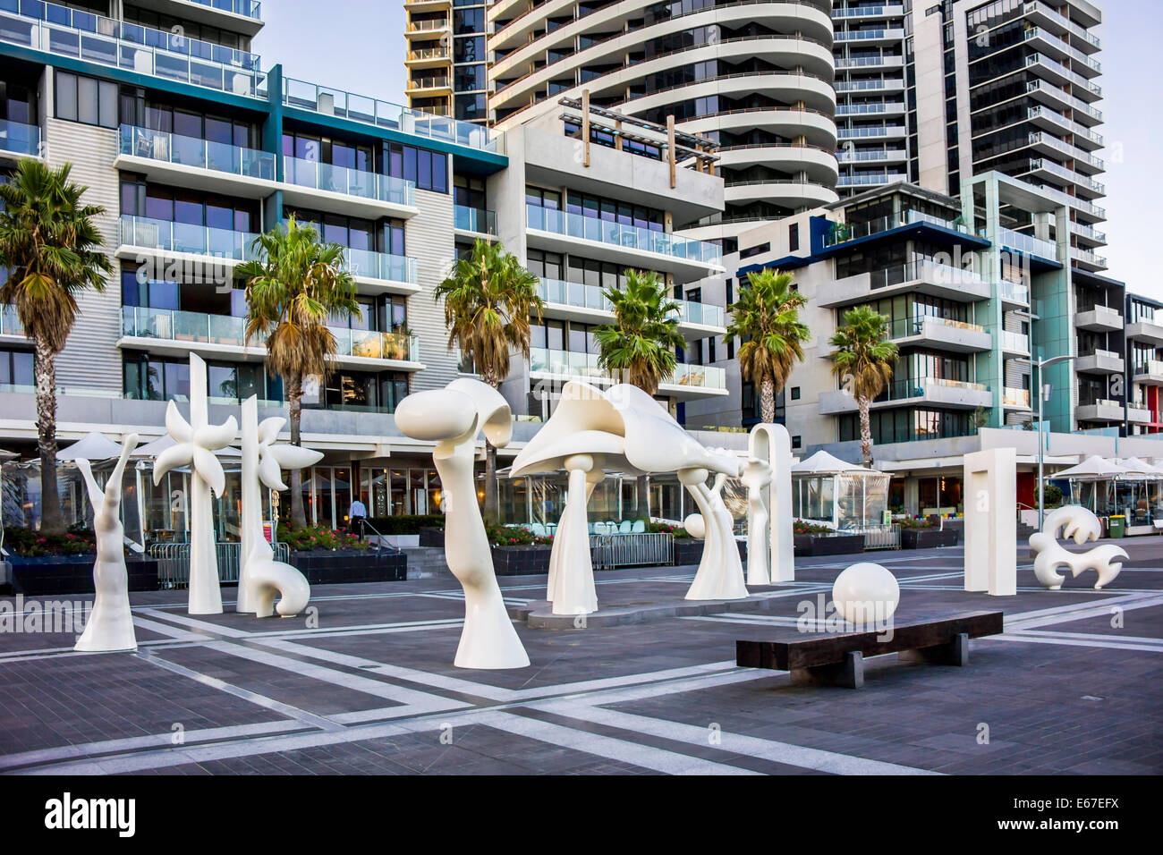 Die geschnitzten Figuren bestehend aus der Gruppe mit dem Titel "Silence" von Adrian Mauriks am Melbourne Docklands, Victoria Australien Stockfoto