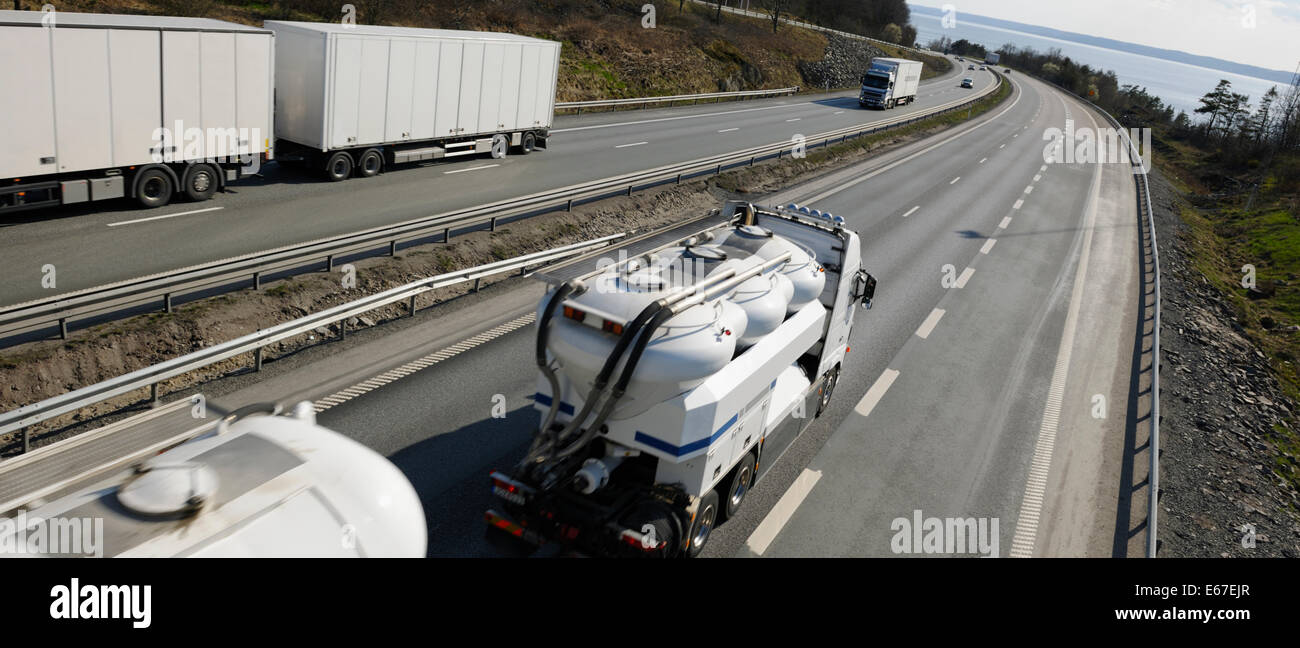 LKW auf einer malerischen geraden Autobahn Stockfoto